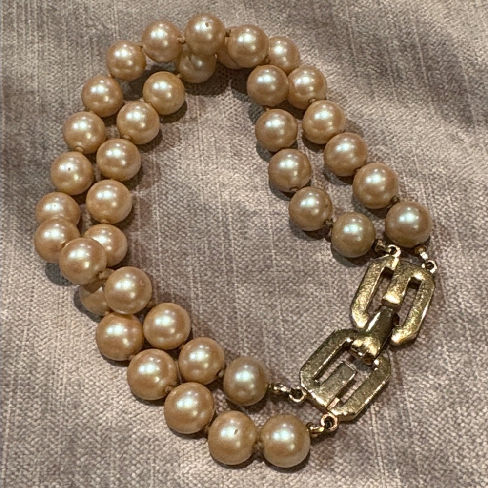 Givenchy 1977 Vintage Cream Pearl Bracelet with Gold Clasp 8.25” GG - Picture 7 of 8